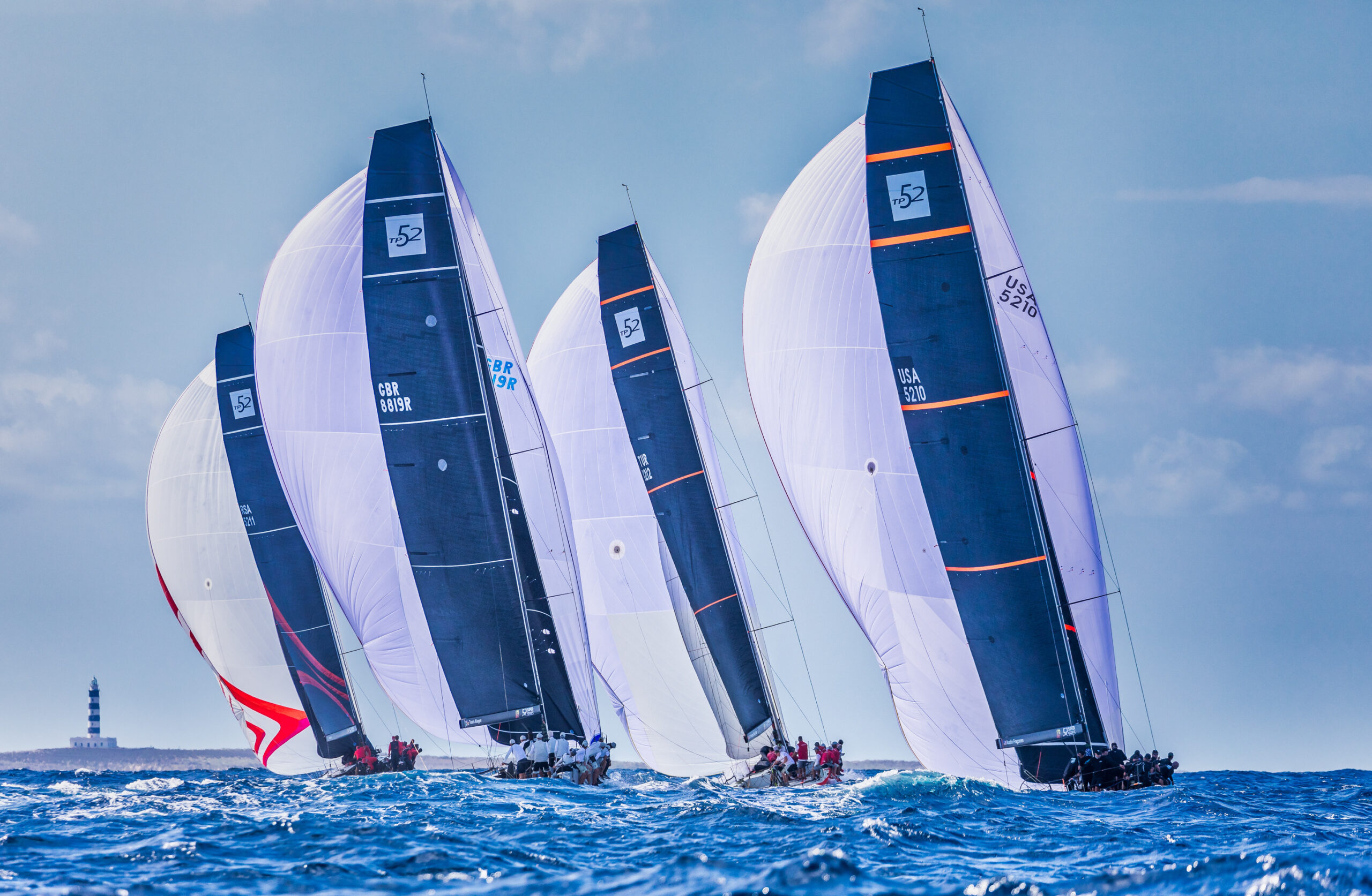 52 SUPER SERIES ARBEITET AB 2022 MIT KICK OUT PLASTIC ZUSAMMEN